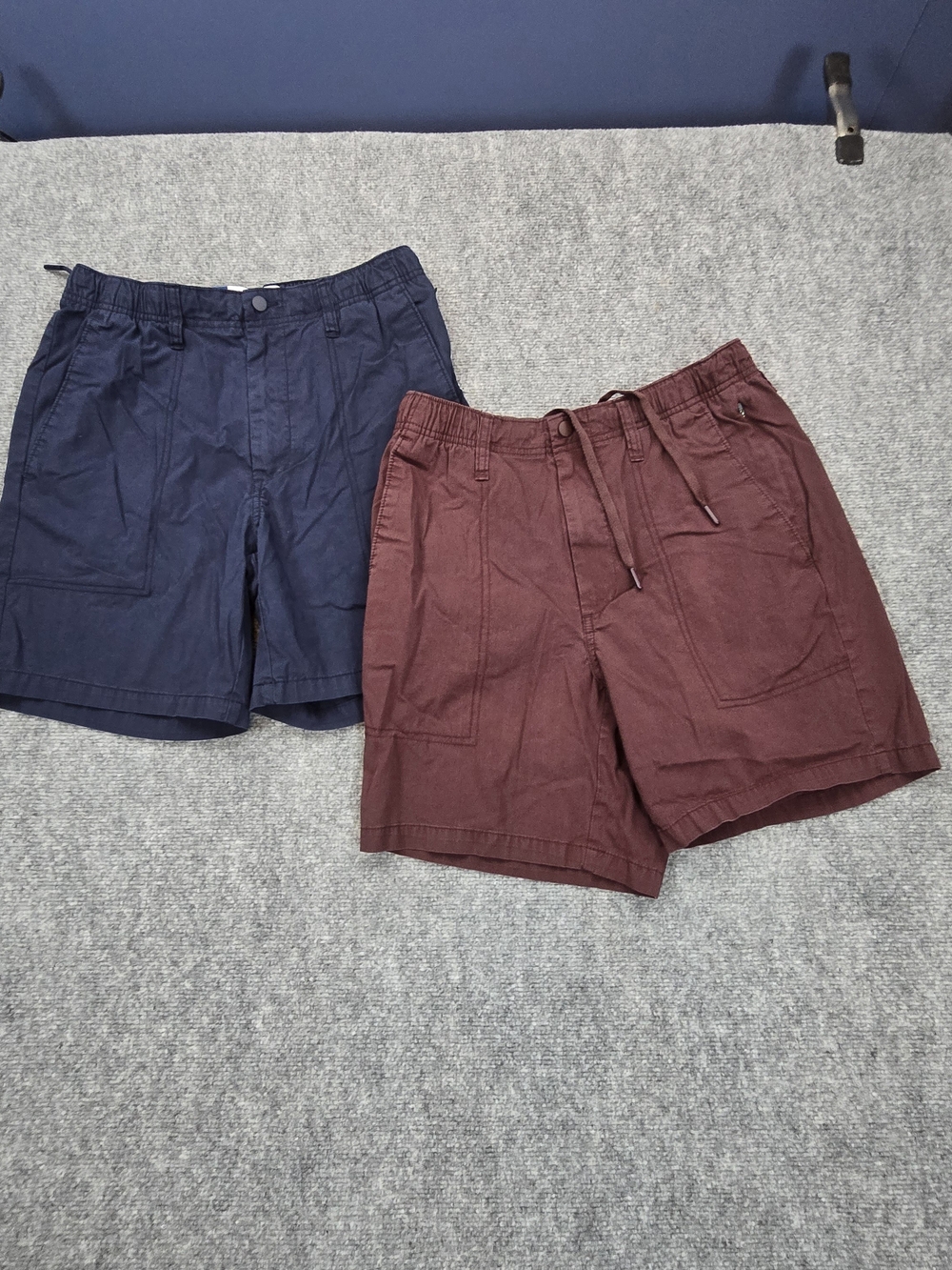 Old Navy Shorts Mens Small Lot of 2 Navy Burgundy Built In Flex 7 Inch Casual